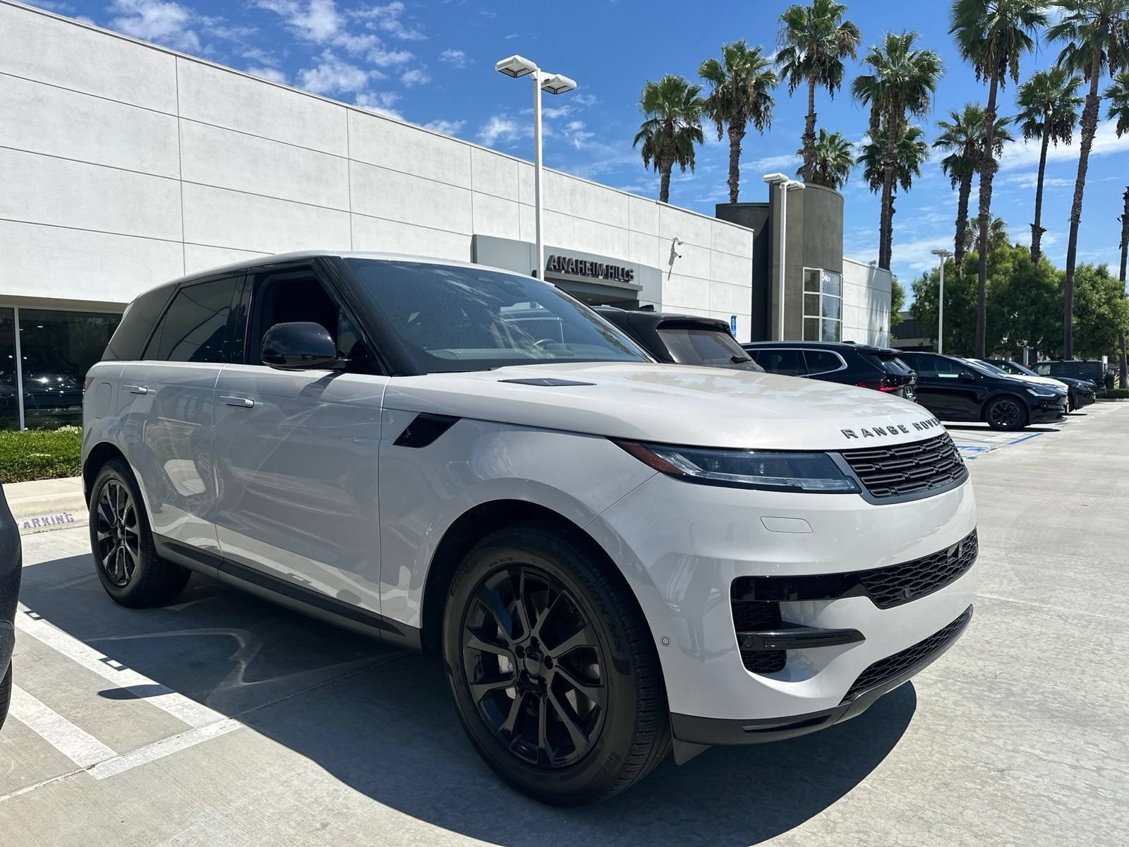 Used 2025 Land Rover Range Rover Sport SE AWD/4WD image 2