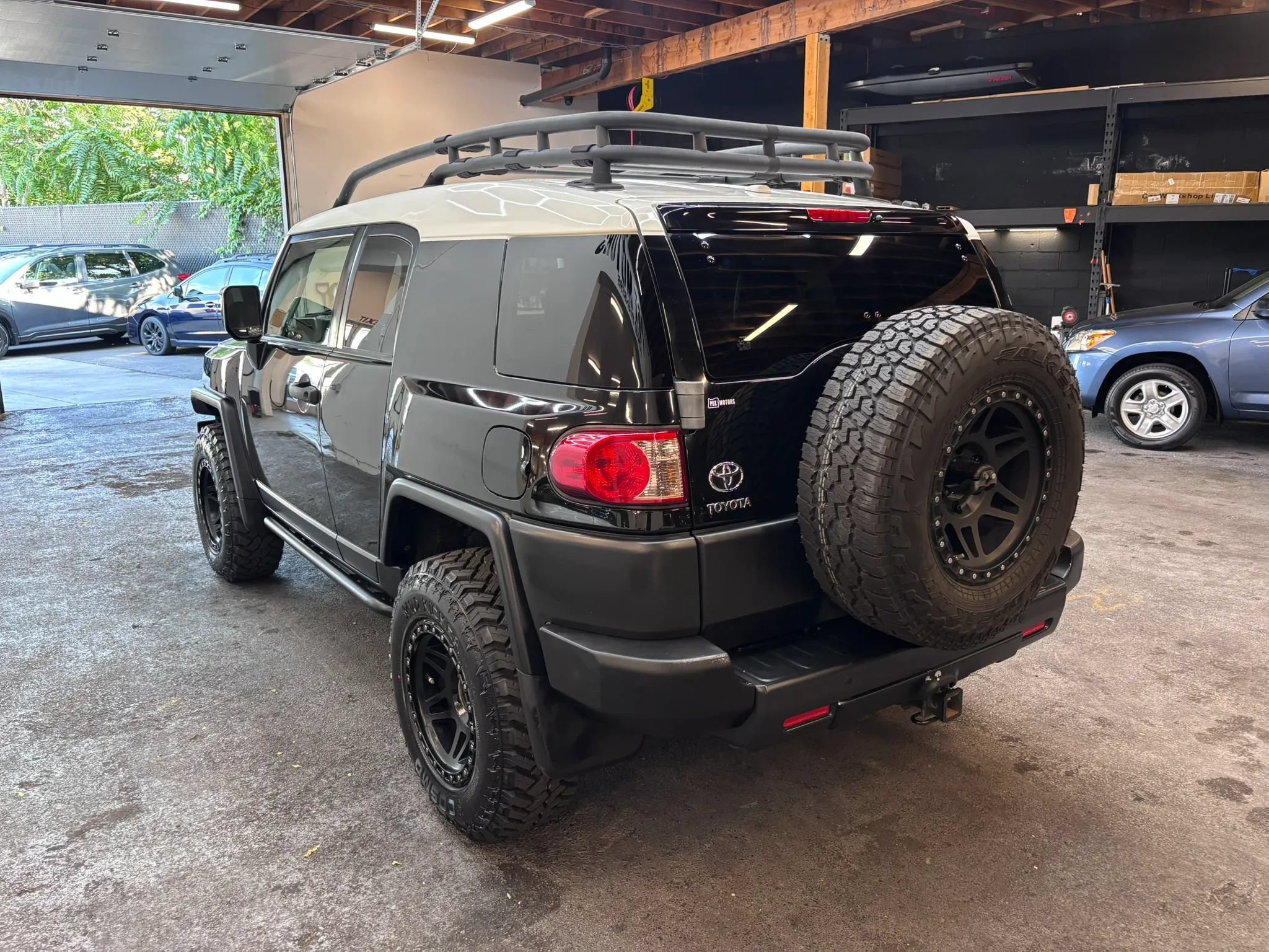 Used 2011 Toyota FJ Cruiser 4WD w/ Upgrade Pkg image 4
