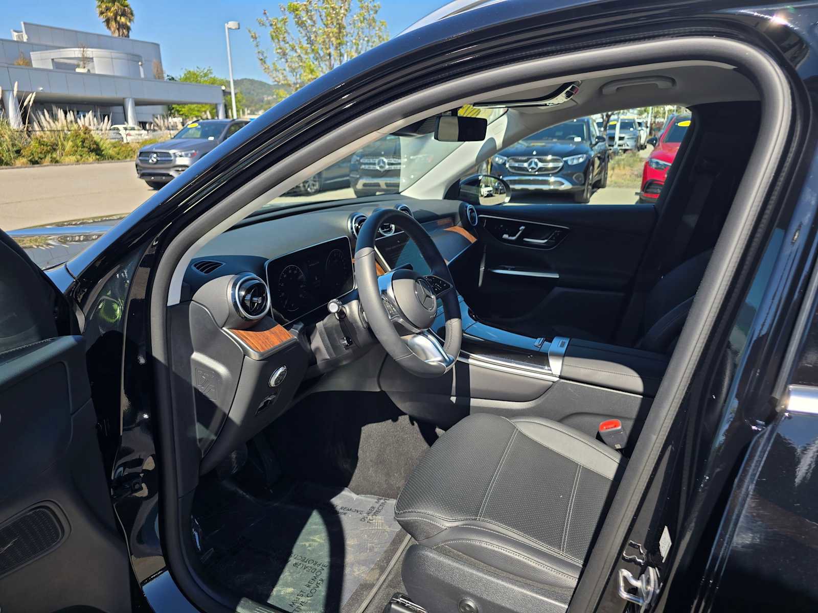 Used 2025 Mercedes-Benz GLC 350e 4MATIC image 23