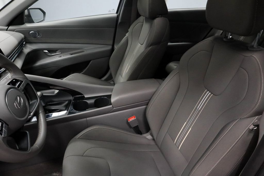 Certified 2025 Hyundai Elantra SEL image 30