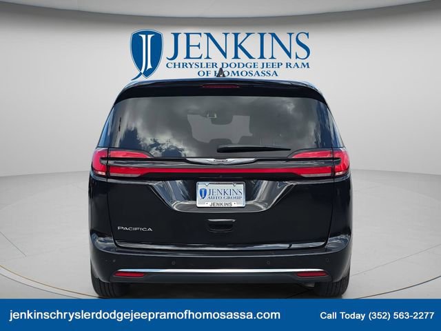 Used 2024 Chrysler Pacifica Touring-L FWD image 5