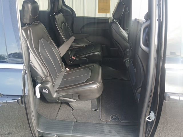 Used 2025 Chrysler Pacifica Select image 23