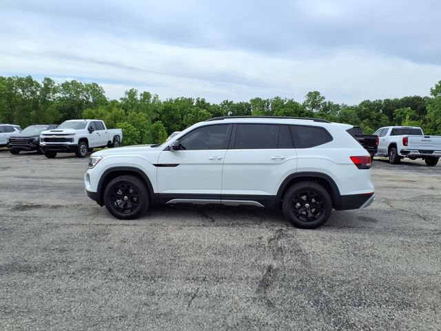 Used 2025 Volkswagen Atlas Peak Edition SE AWD/4WD image 35