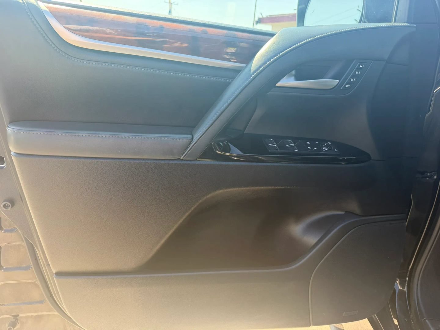 Used 2017 Lexus LX 570 4WD w/ Luxury Package image 10