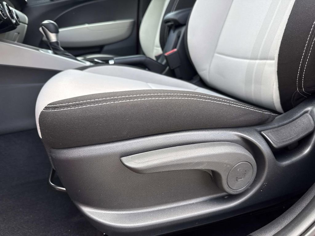 Used 2024 Hyundai Venue SEL FWD image 20