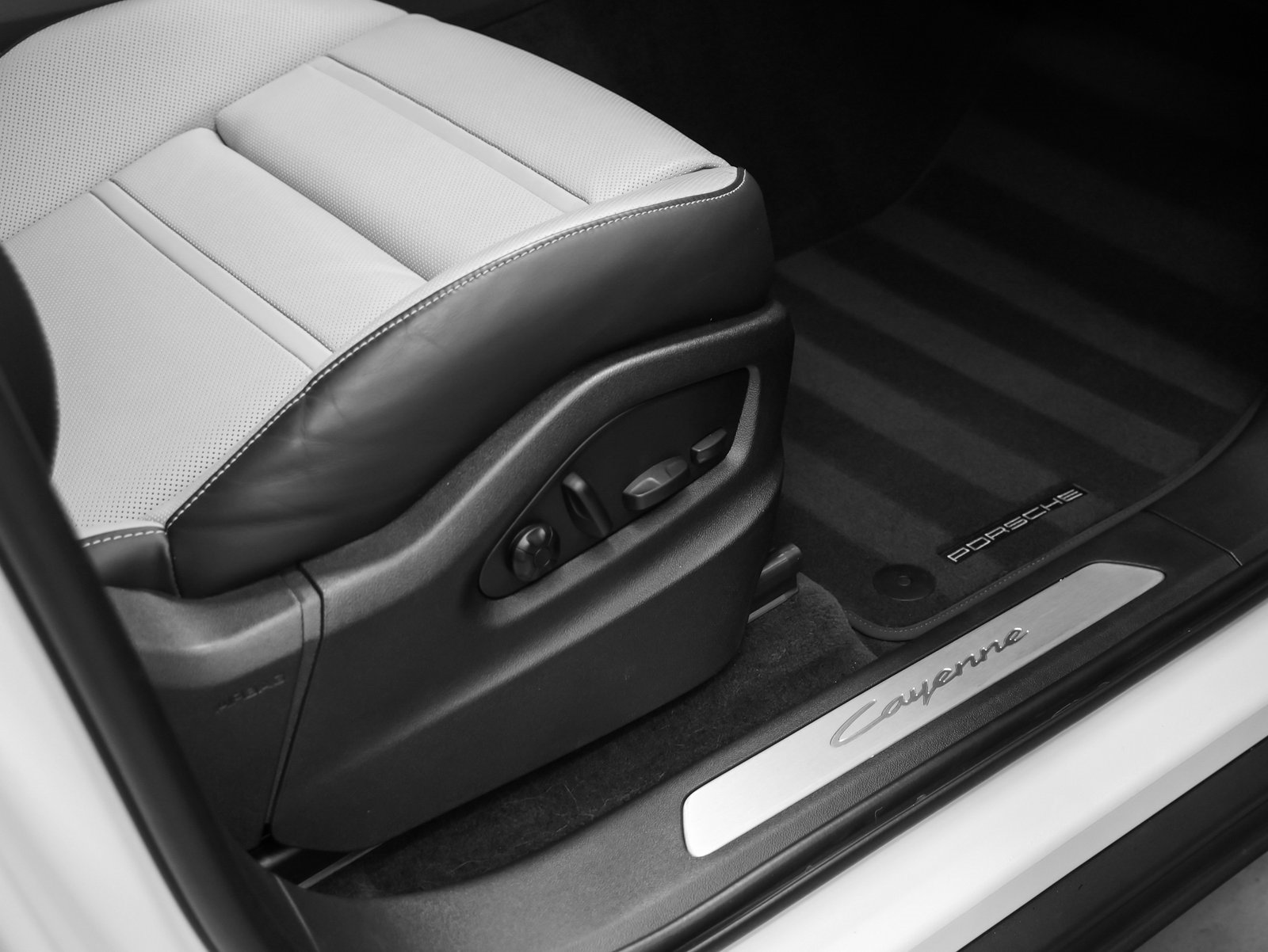 Used 2024 Porsche Cayenne image 16