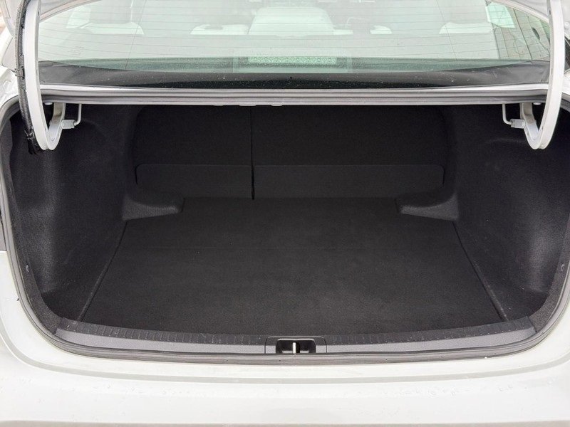 Used 2022 Toyota Corolla LE image 9