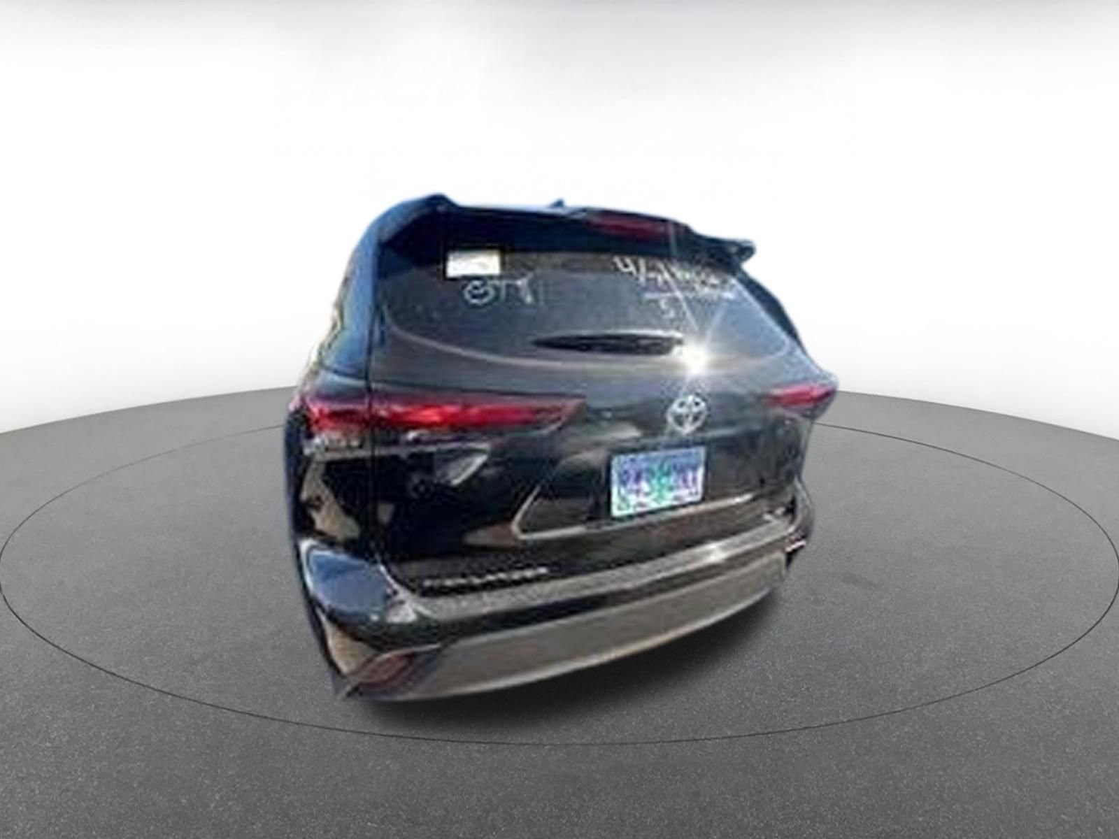 Used 2025 Toyota Highlander LE image 5