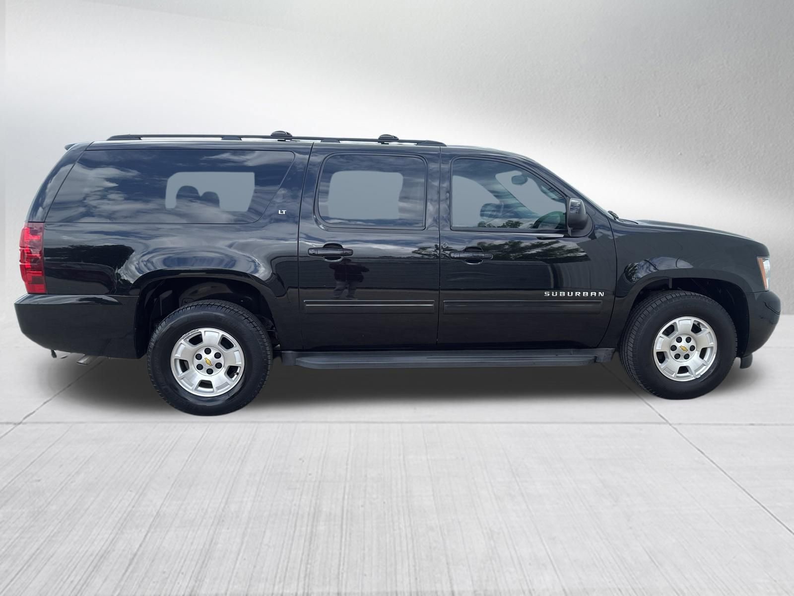 Used 2013 Chevrolet Suburban LT image 4