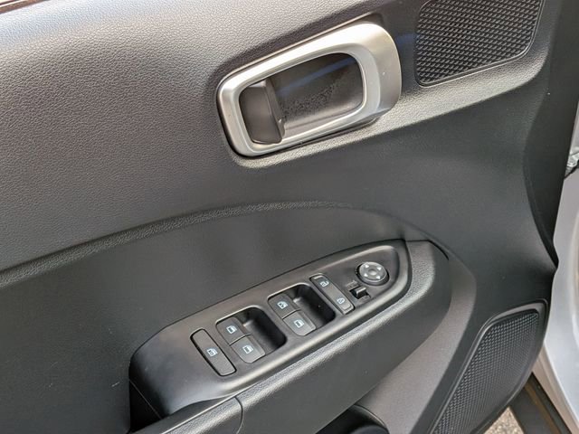 Used 2025 Hyundai Venue SEL image 9