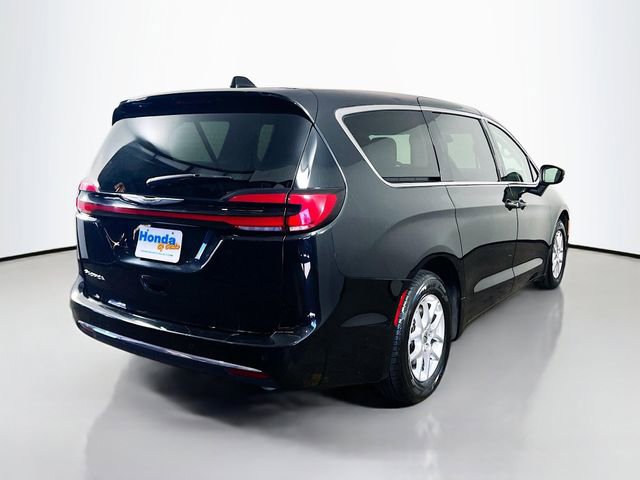 Used 2023 Chrysler Pacifica Touring-L image 8