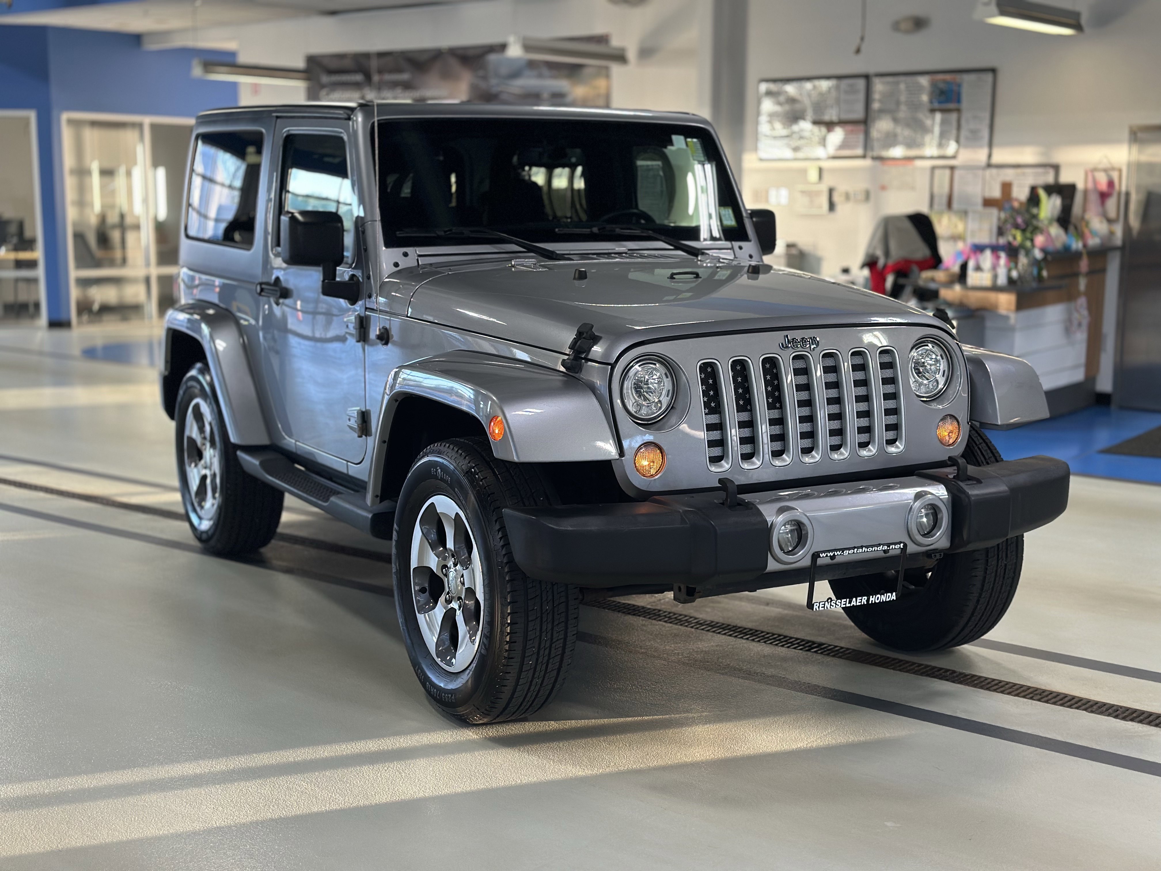Used 2017 Jeep Wrangler Sahara w/ Connectivity Group AWD/4WD image 3