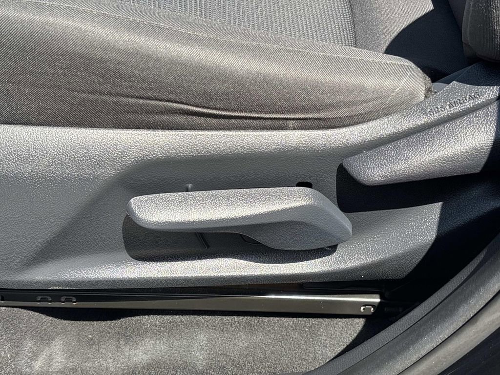 Used 2019 Toyota RAV4 LE FWD image 11