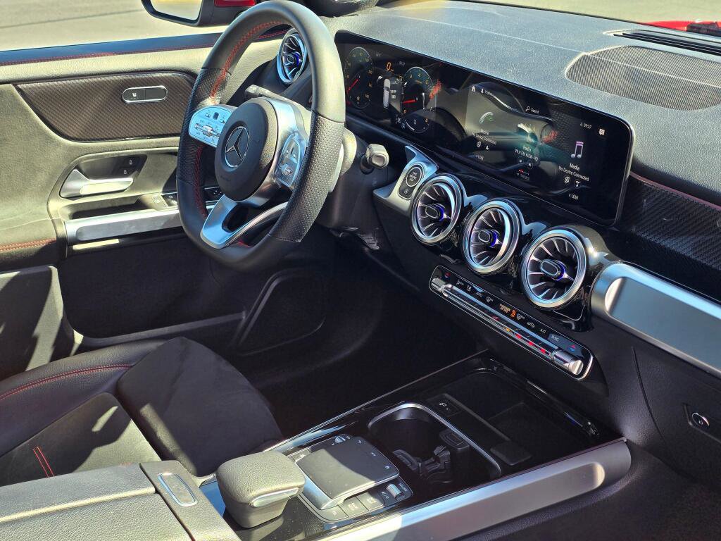 Used 2022 Mercedes-Benz GLB 250 4MATIC image 27