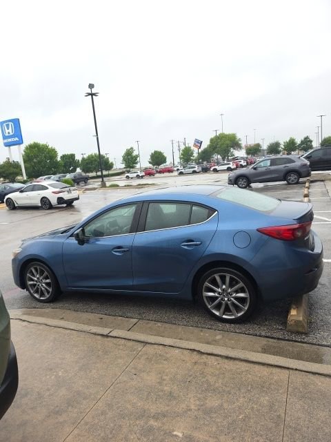 Used 2018 MAZDA MAZDA3 Touring FWD image 1