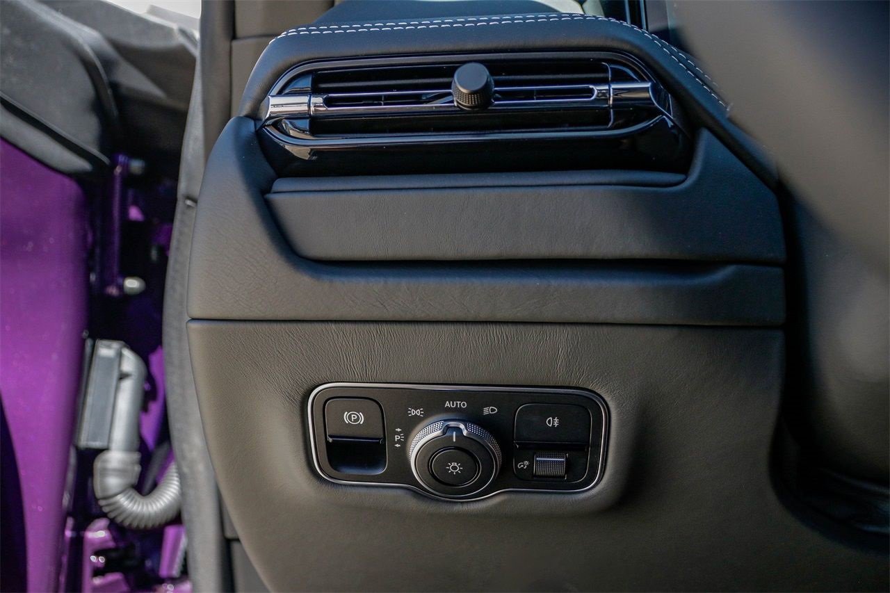 Used 2024 Aston Martin DB12 image 25