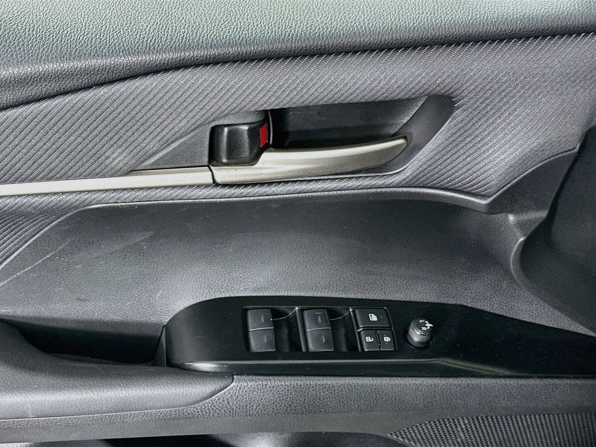 Used 2025 Toyota Camry SE FWD image 15