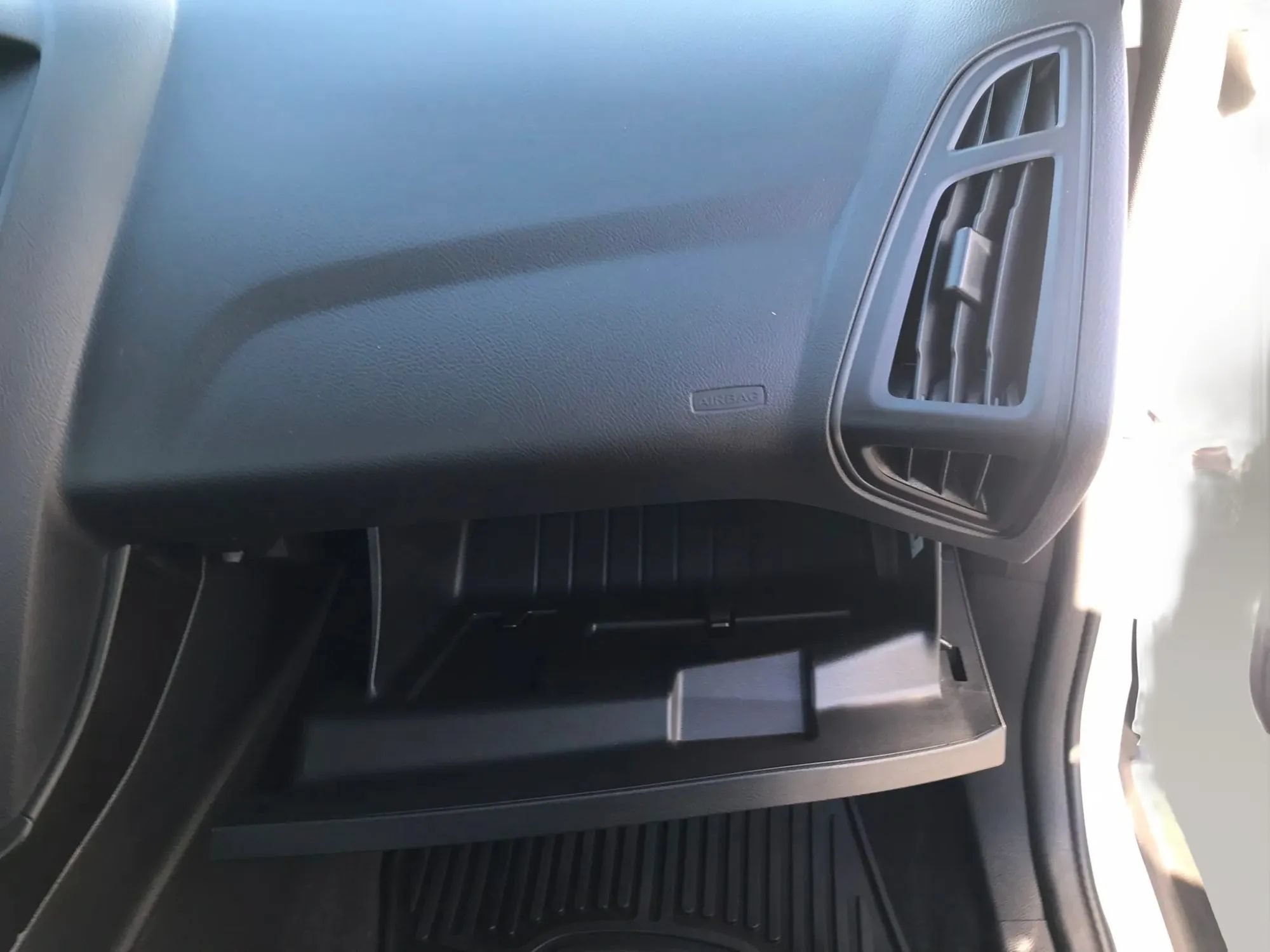 Used 2018 Ford Focus SE w/ SE Appearance Package FWD image 44