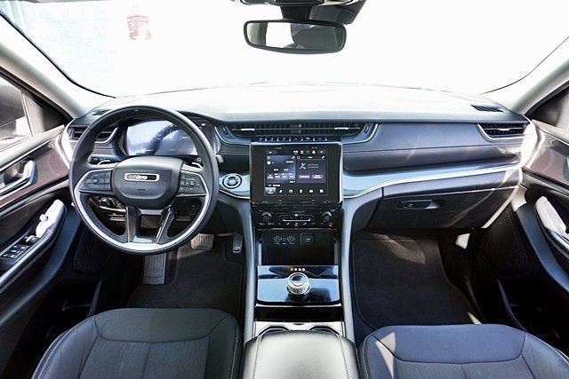 Used 2023 Jeep Grand Cherokee L Laredo RWD image 19