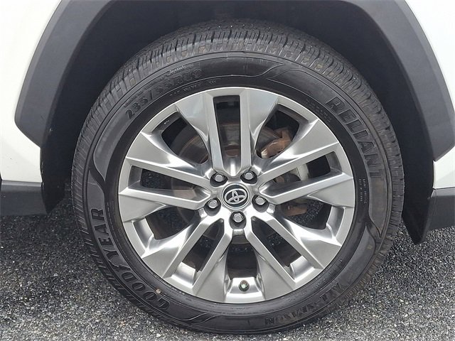 Used 2020 Toyota RAV4 XLE Premium image 8