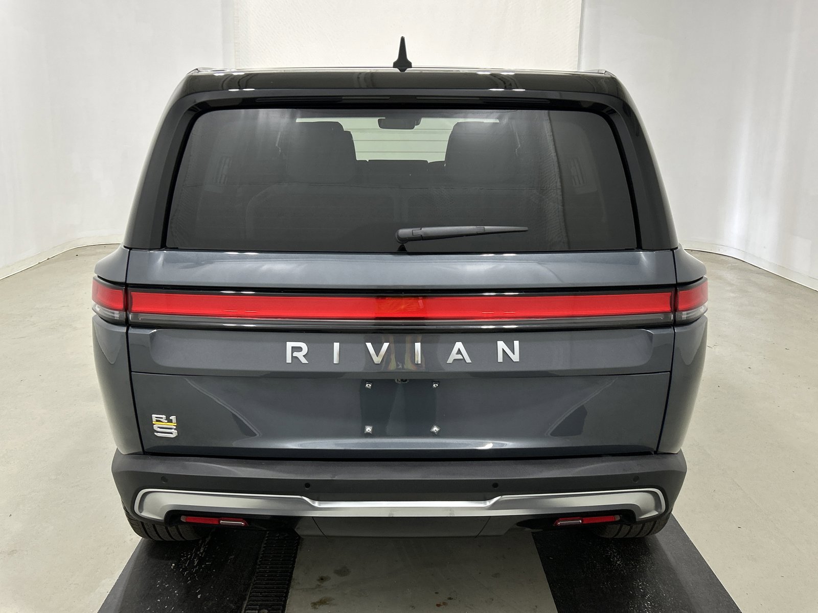 Used 2024 Rivian R1S Adventure AWD/4WD image 4