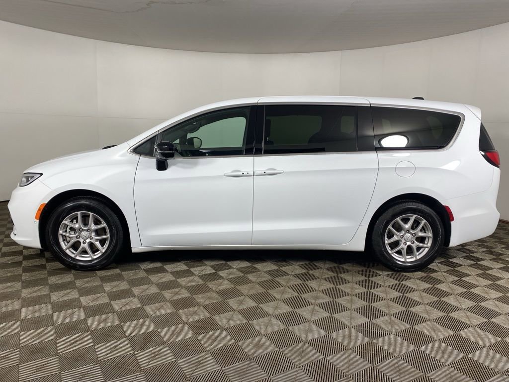 Used 2026 Chrysler Pacifica Select image 25