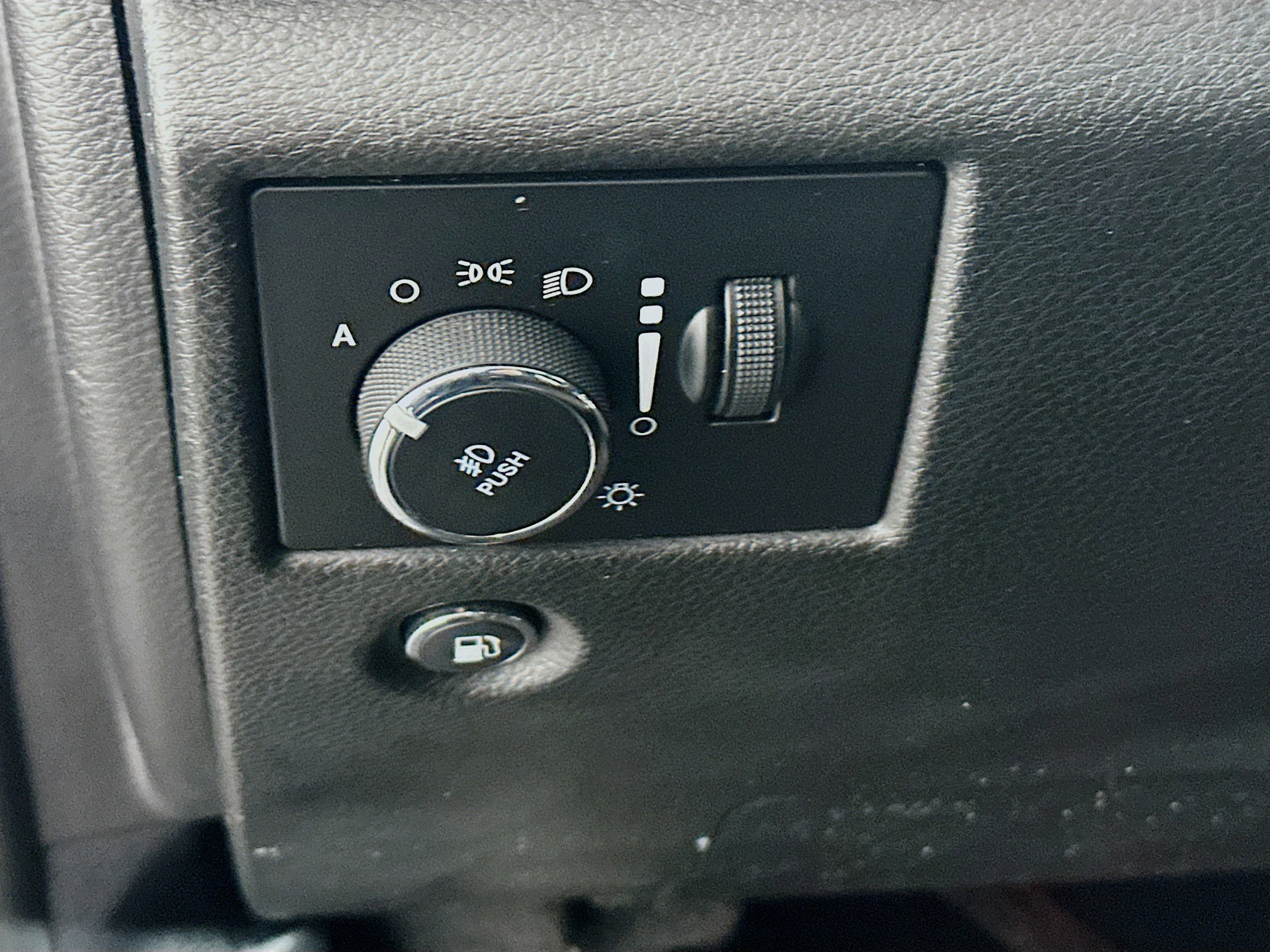 Used 2020 Jeep Grand Cherokee Laredo w/ Laredo X Package image 17