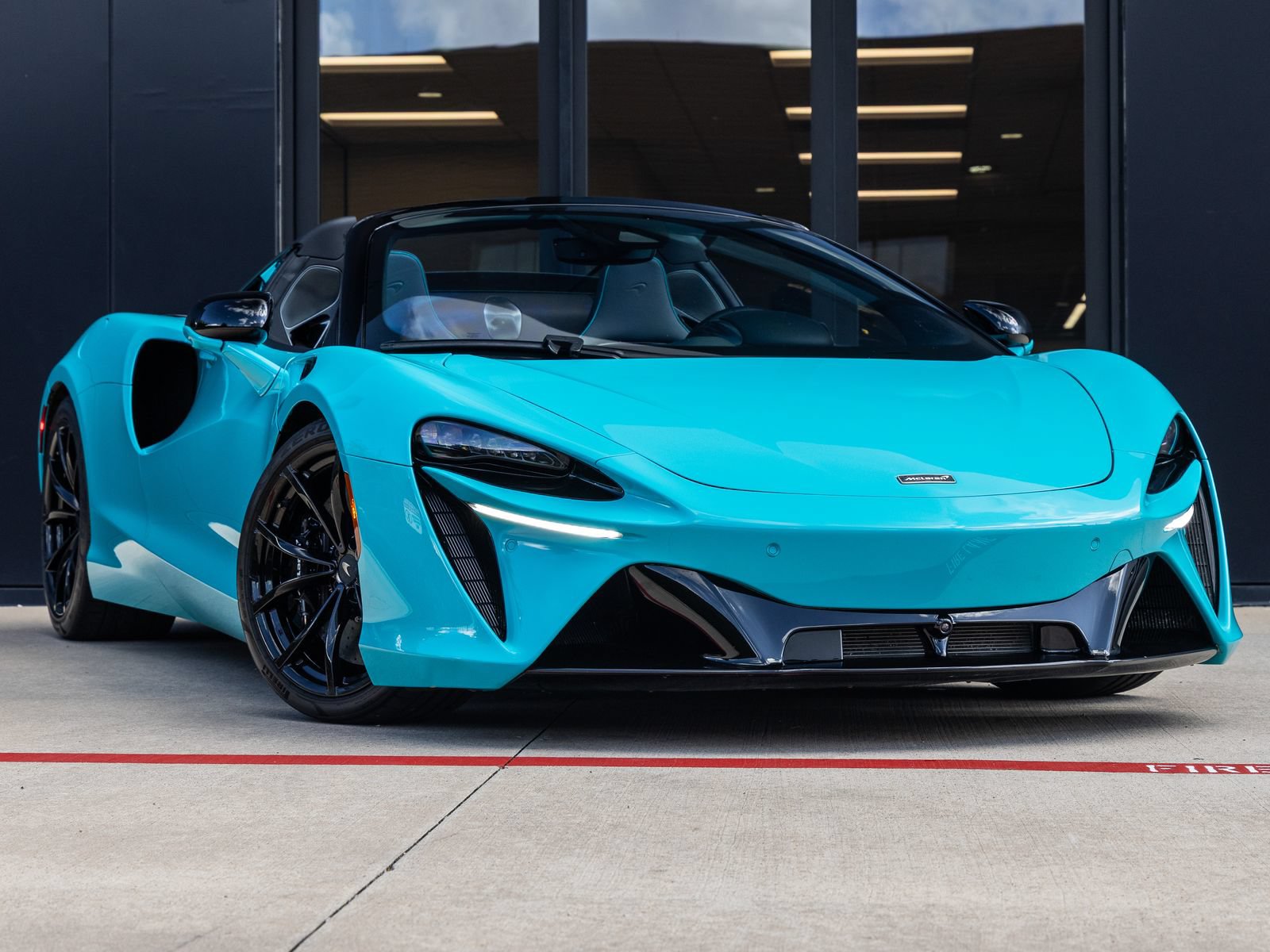 Used 2025 McLaren Artura Spider RWD image 3