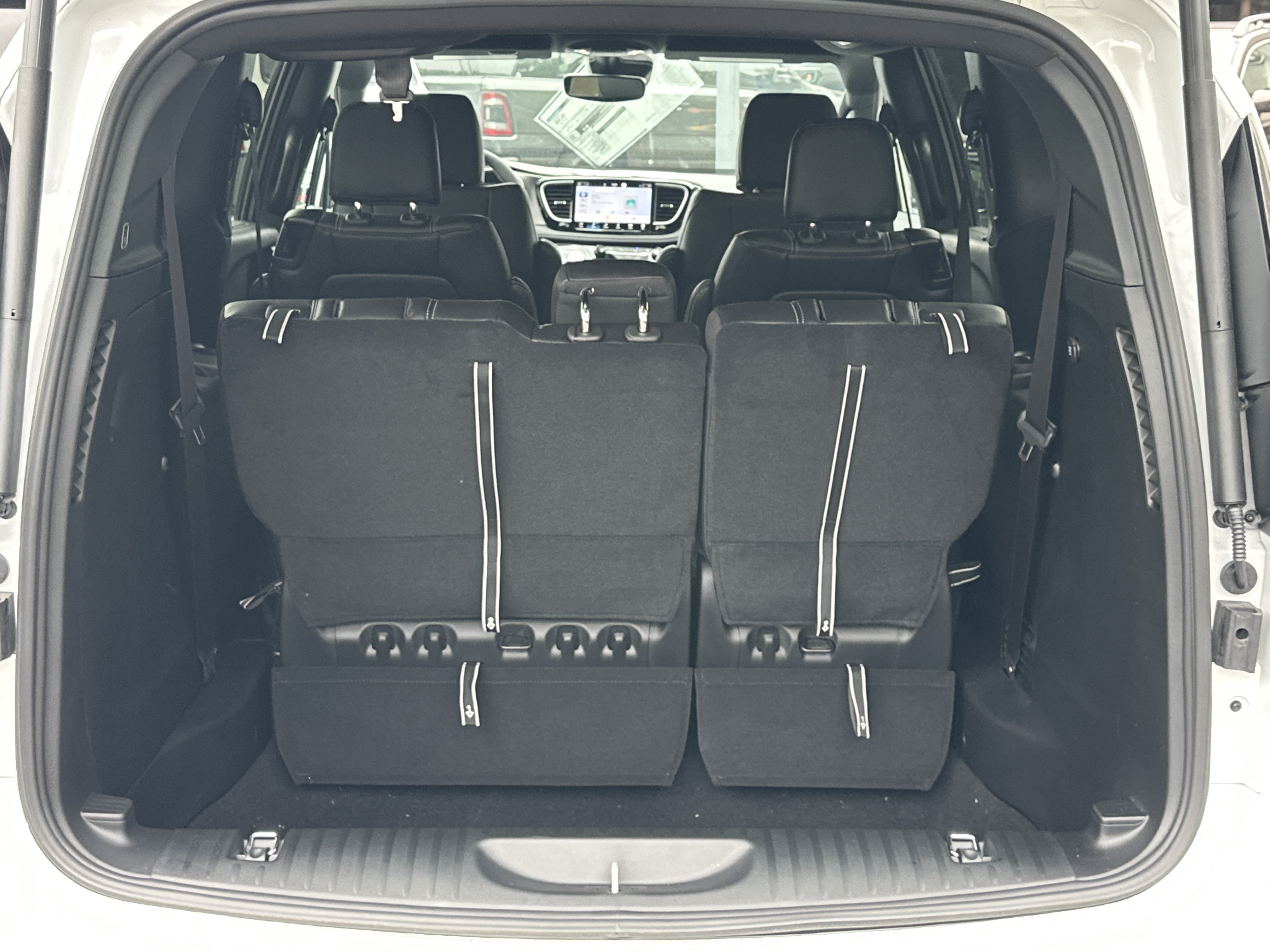 New 2027 Chrysler Pacifica Select AWD/4WD image 13