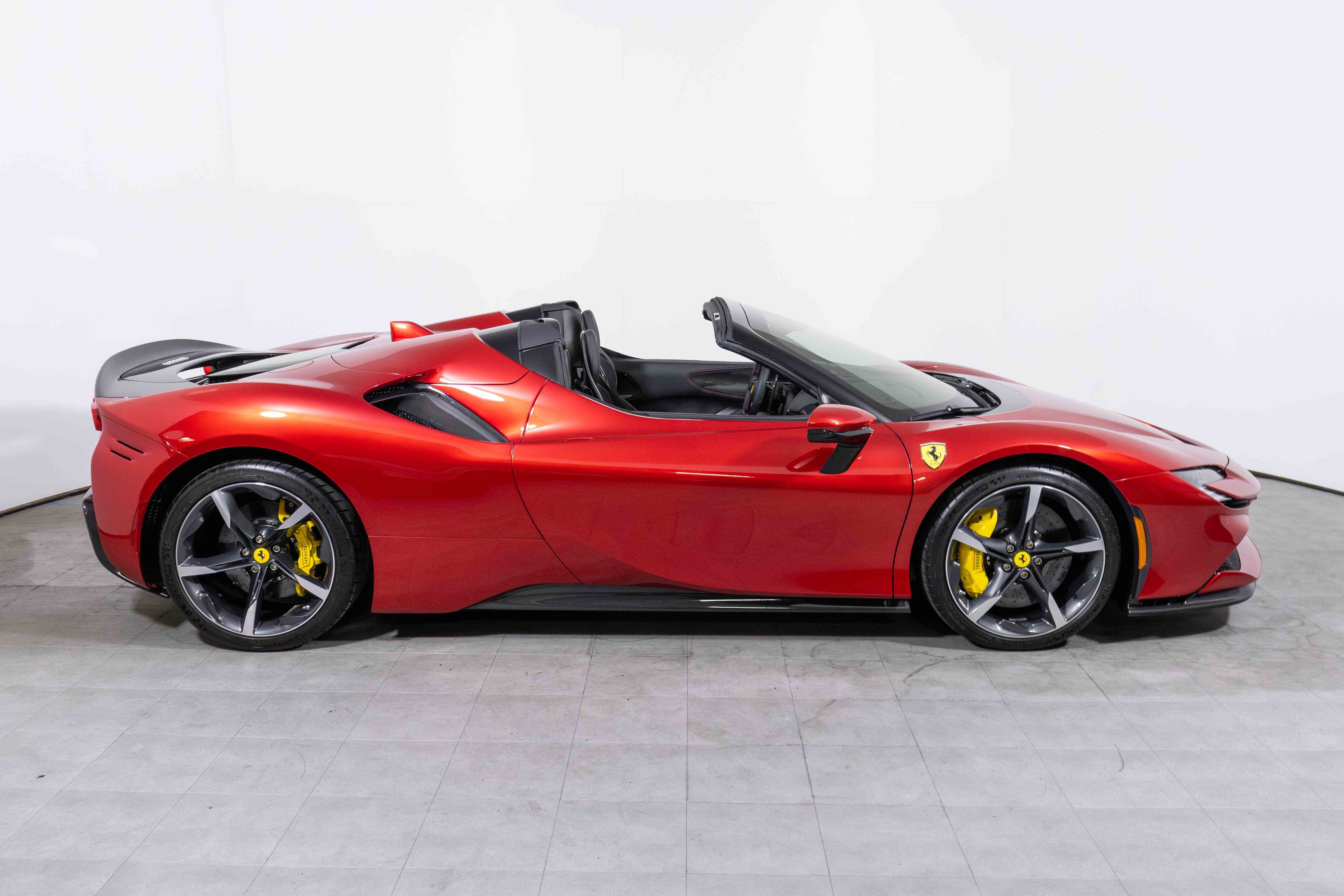 Used 2023 Ferrari SF90 Spider image 4