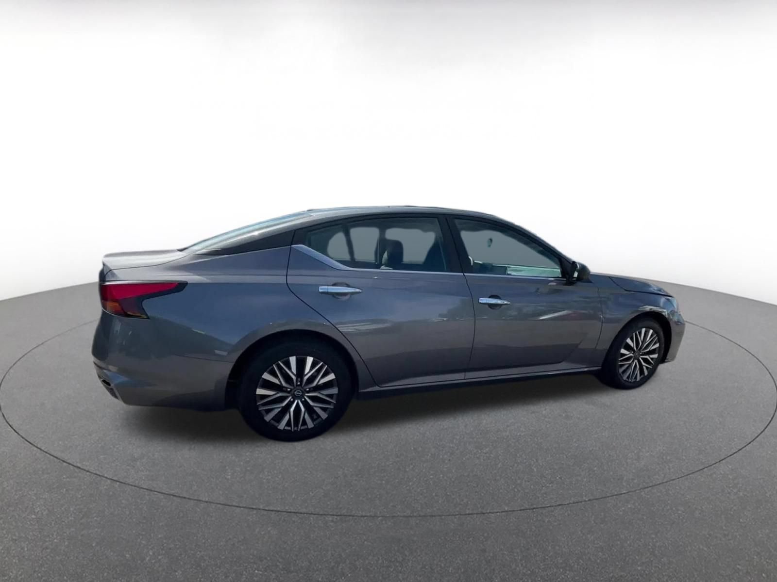 Used 2025 Nissan Altima 2.5 SV FWD image 14