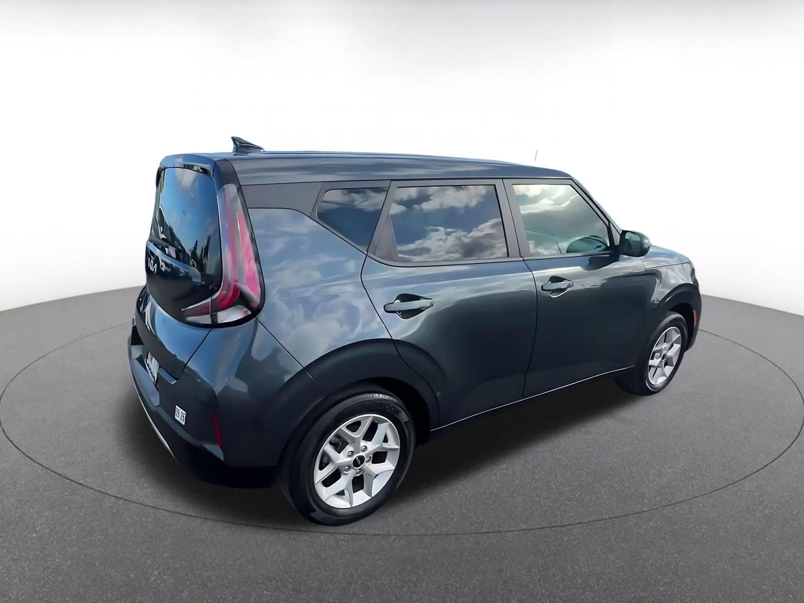 Used 2025 Kia Soul LX w/ LX Technology Package FWD image 13