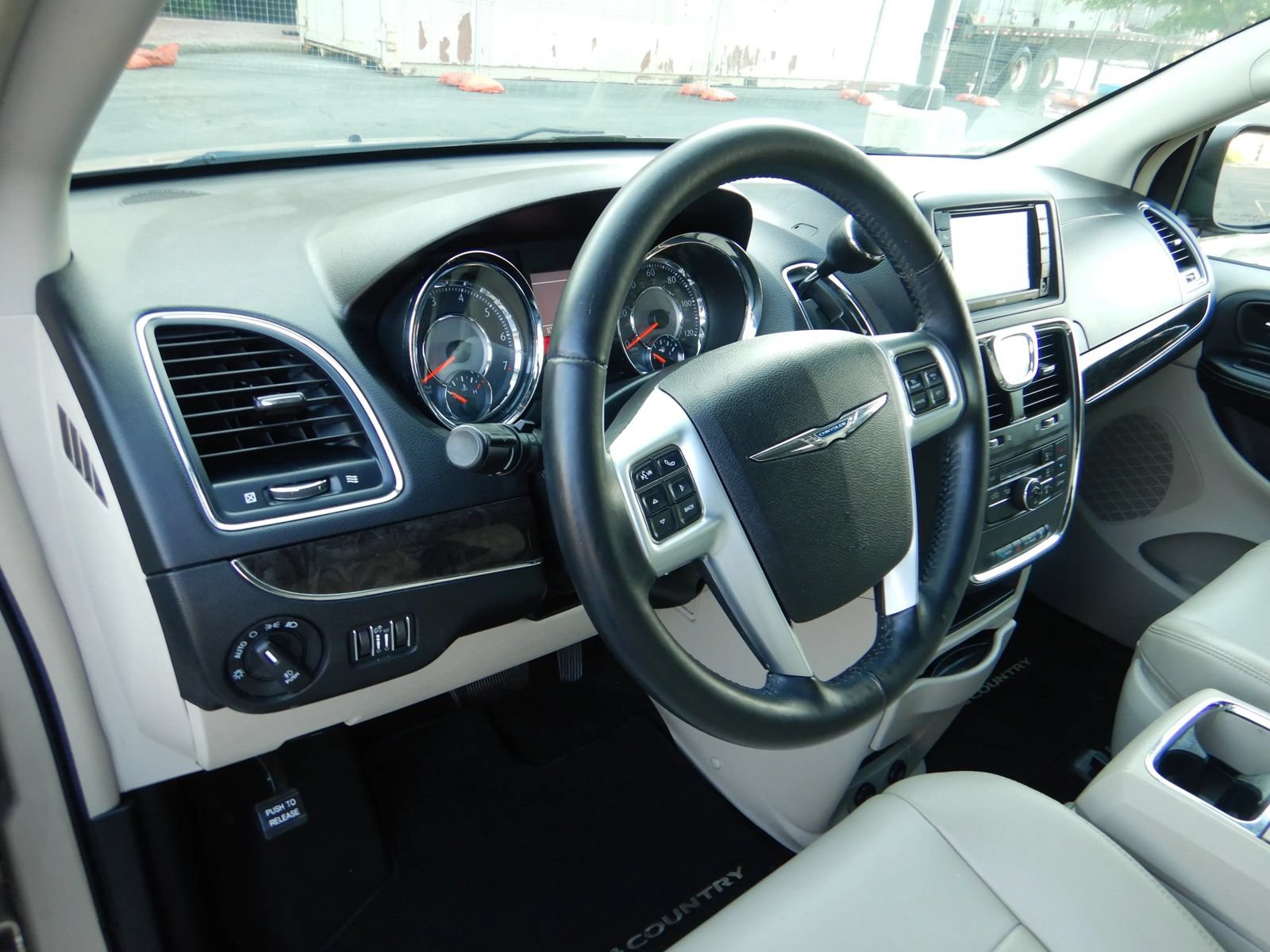 Used 2013 Chrysler Town & Country Touring FWD image 12