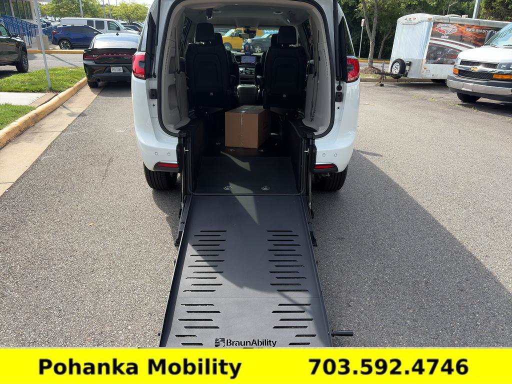 Used 2024 Chrysler Pacifica Touring-L FWD image 7