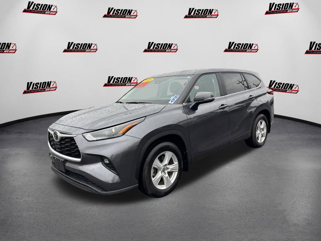 Used 2023 Toyota Highlander LE image 1