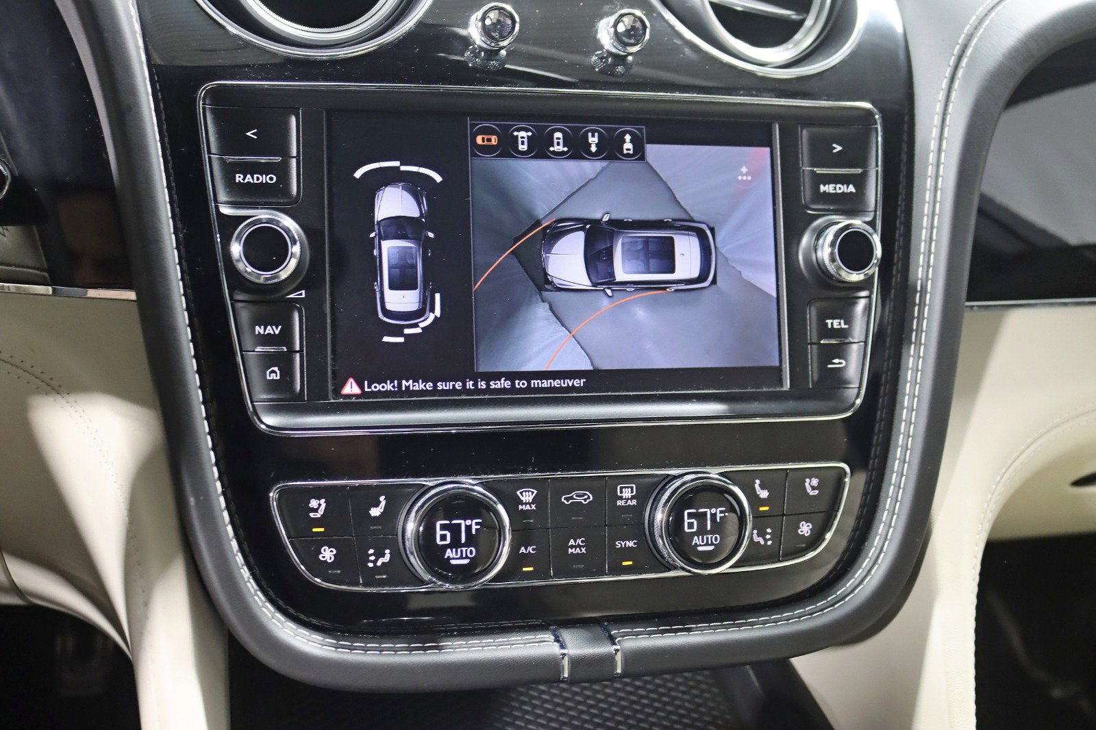 Used 2017 Bentley Bentayga image 24