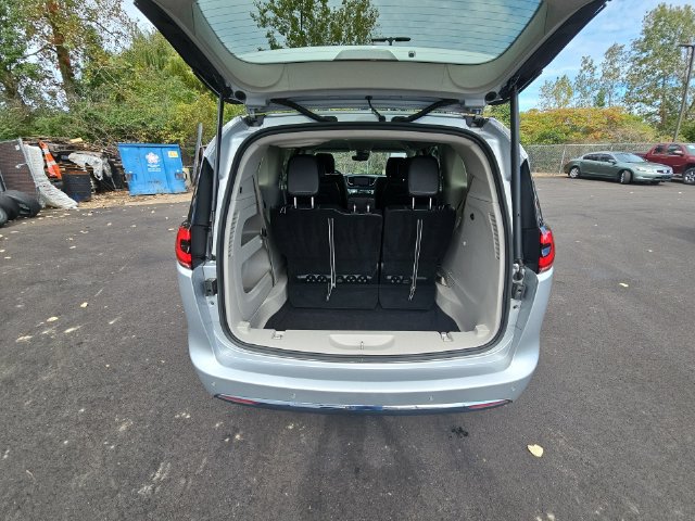 Used 2024 Chrysler Pacifica Touring-L FWD image 29