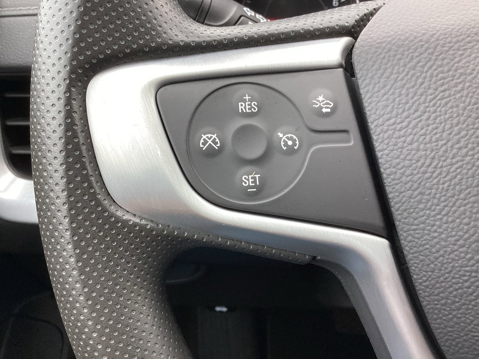 Used 2023 GMC Terrain SLE w/ Driver Convenience Package image 18