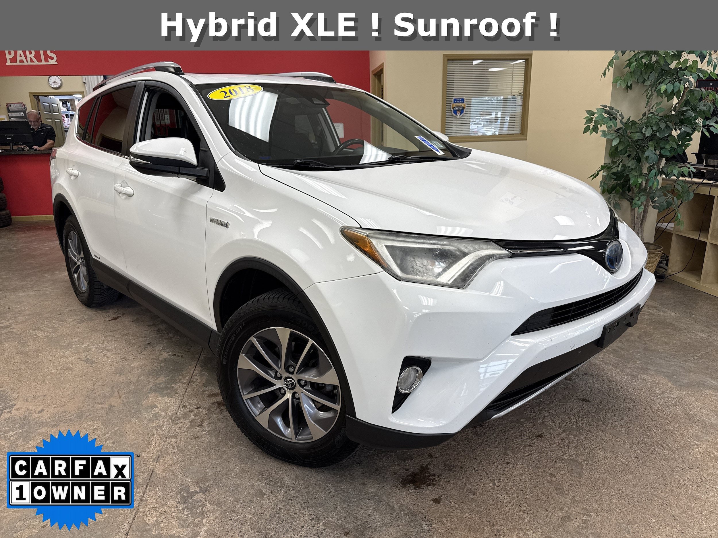 Used 2018 Toyota RAV4 XLE AWD/4WD image 1