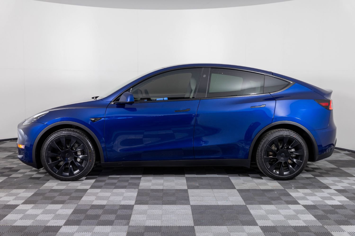 Used 2024 Tesla Model Y Long Range image 3