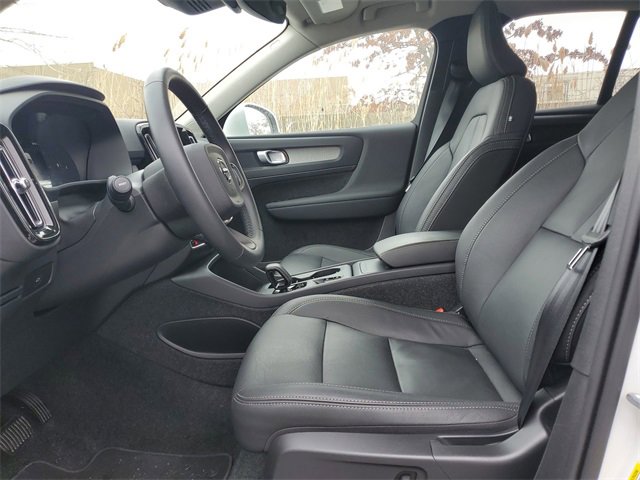 Used 2025 Volvo XC40 B5 Core image 19