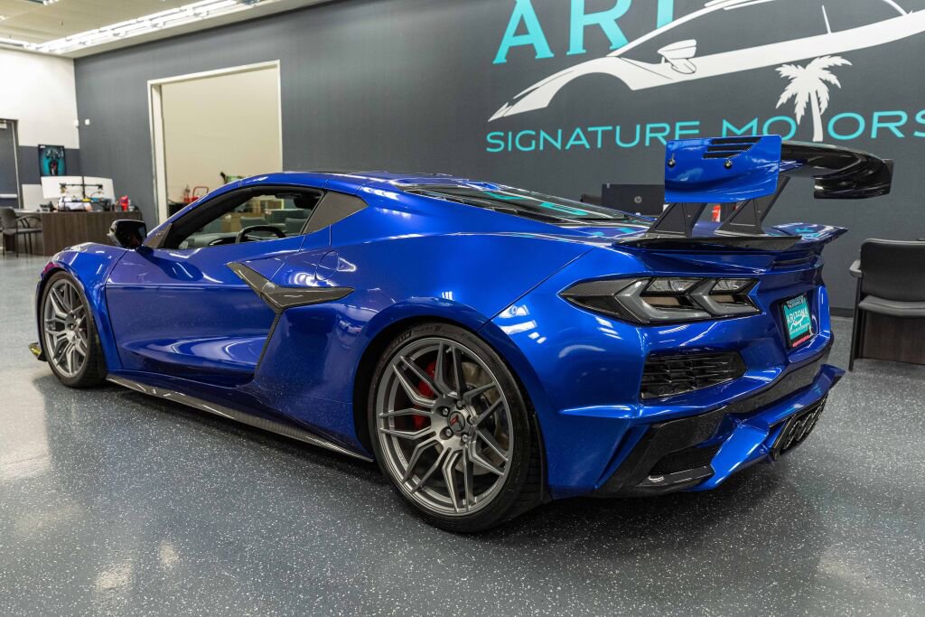 Used 2025 Chevrolet Corvette Z06 RWD image 9
