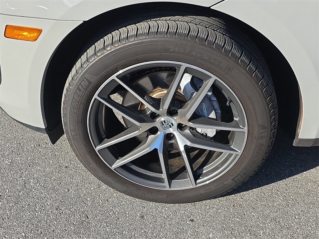 Certified 2022 Porsche Macan image 12