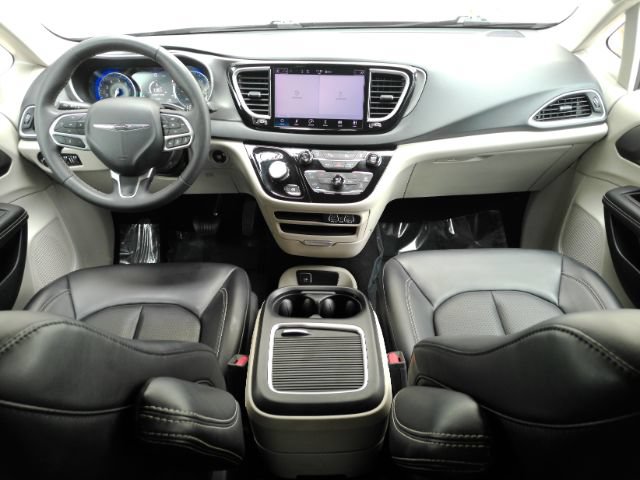 Used 2023 Chrysler Pacifica Touring-L FWD image 3
