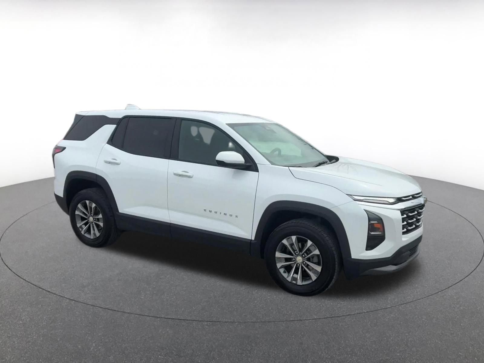 Used 2025 Chevrolet Equinox LT FWD image 2