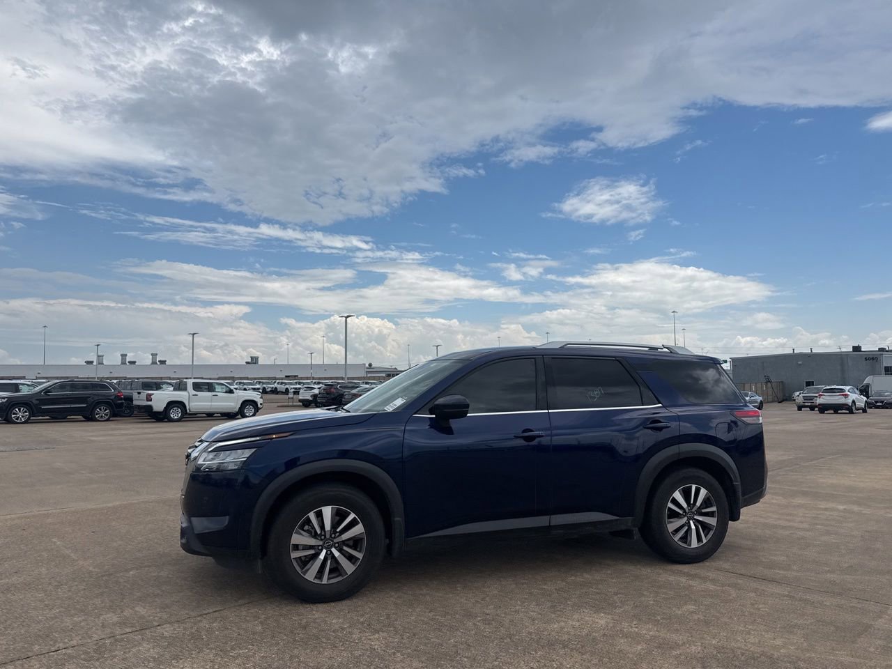 Certified 2022 Nissan Pathfinder SL w/ Lighting Package (N92) FWD image 11