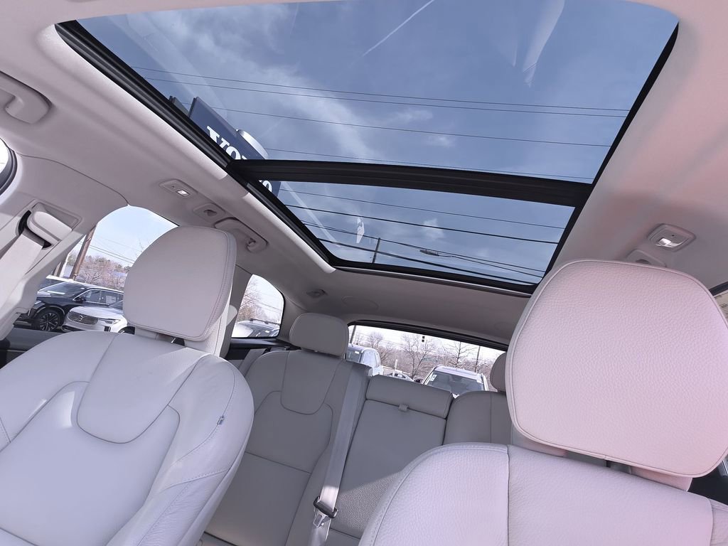 Used 2023 Volvo XC60 B5 Plus image 34