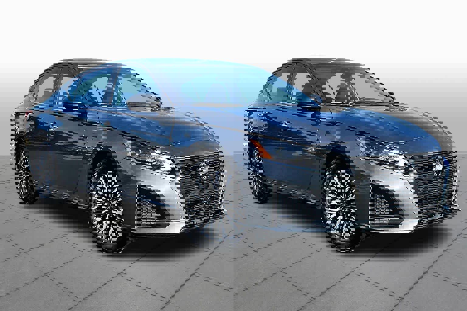 Used 2025 Nissan Altima 2.5 SV image 3