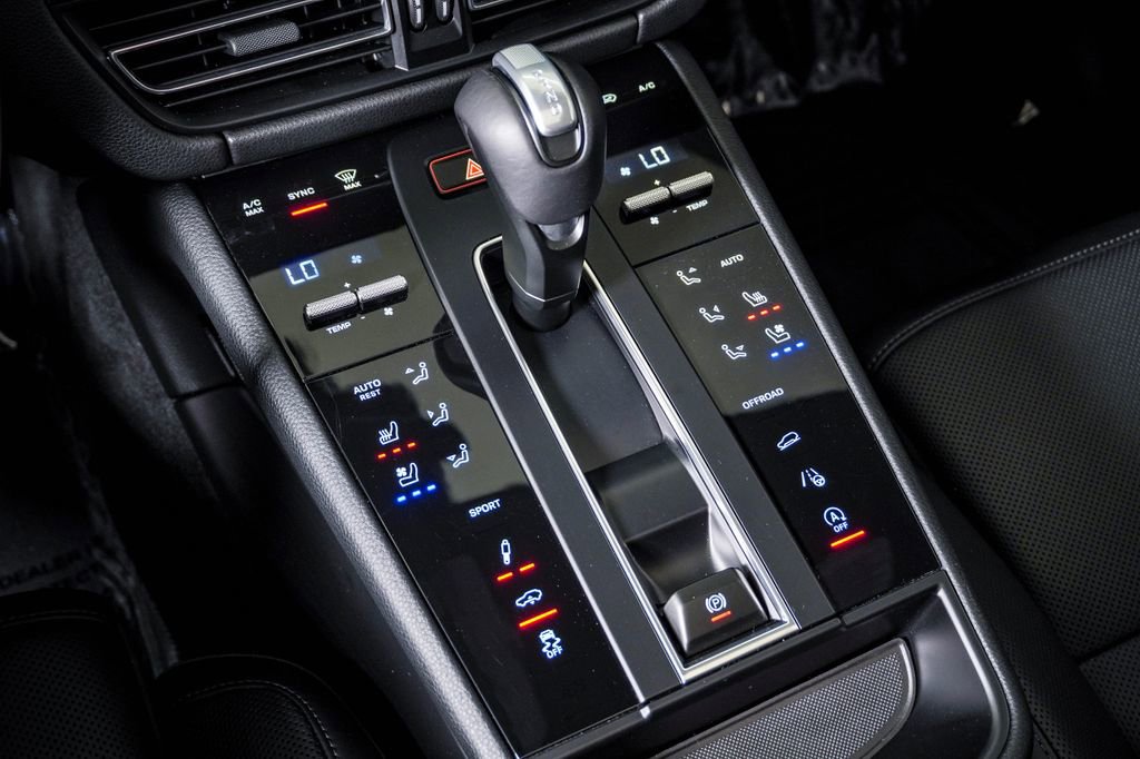 Certified 2024 Porsche Macan S AWD/4WD image 24