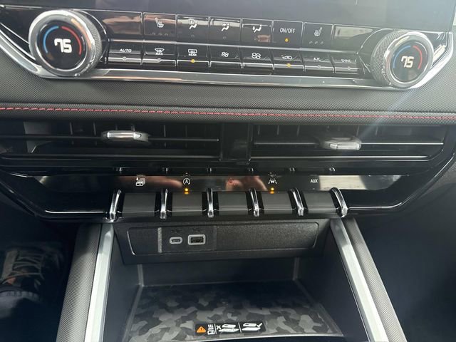 Used 2024 Chevrolet Colorado Z71 w/ Z71 Convenience Package 2 image 25